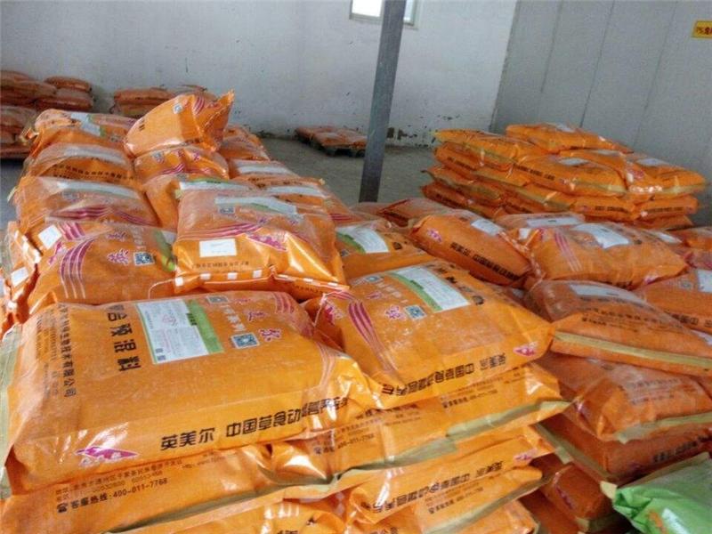2、育肥牛應(yīng)該喂什么飼料？育肥牛應(yīng)該喂什么飼料才能長得快